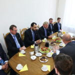 21.06.2017 Kielce. Spotkanie prezydenta Kielc z przedstawicielami UEFA. / Marzena Mąkosa / Radio Kielce