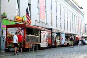 22.06.2017 Kielce. Zlot Food Trucków. / Marzena Mąkosa / Radio Kielce