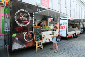 22.06.2017 Kielce. Zlot Food Trucków. / Marzena Mąkosa / Radio Kielce