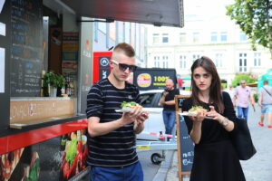 22.06.2017 Kielce. Zlot Food Trucków. / Marzena Mąkosa / Radio Kielce