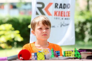 28.06.2017 Kielce. "Stacja Wakacje" - Wspólne układanie Kostki Rubika. / Marzena Mąkosa / Radio Kielce