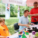 28.06.2017 Kielce. "Stacja Wakacje" - Wspólne układanie Kostki Rubika. / Marzena Mąkosa / Radio Kielce