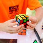 28.06.2017 Kielce. "Stacja Wakacje" - Wspólne układanie Kostki Rubika. / Marzena Mąkosa / Radio Kielce