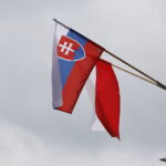 31.05.2017 Kielce. Rozwieszanie flag przed EURO U21. / Marzena Mąkosa / Radio Kielce