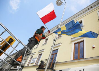 31.05.2017 Kielce. Rozwieszanie flag przed EURO U21. / Marzena Mąkosa / Radio Kielce