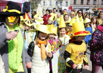 21.04.2016 „Marszem żonkili” rozpoczęła się w województwie świętokrzyskim społeczna kampania „Pola Nadziei”. / Wojciech Habdas / Radio Kielce