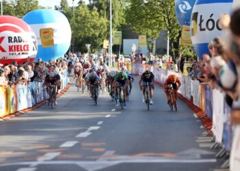W Kielcach zakończył się  3. etap 25. Wyścigu Solidarności i Olimpijczyków - finisz / Stanisław Blinstrub / Radio Kielce