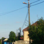 Mokrsko. Jędrzejowscy policjanci uwolnili bociana, który zaplątał się w gnieździe w sznurek / Policja Kielce