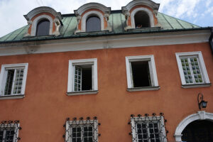 Jędrzejów. Renowacja zabytkowych okien w Muzeum im. Przypkowskich / Ewa Pociejowska-Gawęda / Radio Kielce