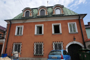 Jędrzejów. Renowacja zabytkowych okien w Muzeum im. Przypkowskich / Ewa Pociejowska-Gawęda / Radio Kielce