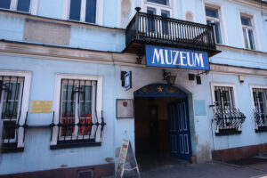 Jędrzejów. Renowacja zabytkowych okien w Muzeum im. Przypkowskich / Radio Kielce