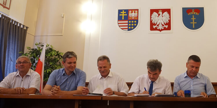 Podpisanie umowy dotyczącej budowy nowej siedziby kształcenia zawodowego w Busku-Zdroju / Kamil Włosowicz - Radio Kielce / Podpisanie umowy dotyczącej budowy nowej siedziby kształcenia zawodowego w Busku-Zdroju