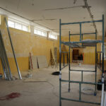 Suchedniów. Remont budynku gimnazjum przy ulicy Szarych Szeregów (25.07.2017) / Tomasz Piwko / Radio Kielce