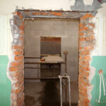 Suchedniów. Remont budynku gimnazjum przy ulicy Szarych Szeregów (25.07.2017) / Tomasz Piwko / Radio Kielce