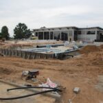 Ostrowiec Świętokrzyski. Budowa nowych basenów odkrytych w kompleksie Rawszczyna / Robert Felczak / Radio Kielce