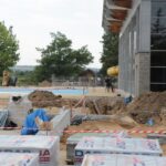 Ostrowiec Świętokrzyski. Budowa nowych basenów odkrytych w kompleksie Rawszczyna / Robert Felczak / Radio Kielce