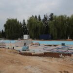 Ostrowiec Świętokrzyski. Budowa nowych basenów odkrytych w kompleksie Rawszczyna / Robert Felczak / Radio Kielce