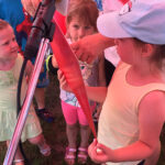 Stąporków. "Stacja: Wakacje" - mieszkańcy grali w kapsle oraz czytali fragmenty "Wesela" / Marek Wtorek / Radio Kielce