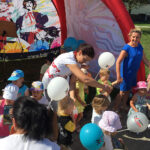 Stąporków. "Stacja: Wakacje" - mieszkańcy grali w kapsle oraz czytali fragmenty "Wesela" / Marek Wtorek / Radio Kielce