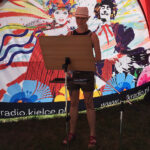 Stąporków. "Stacja: Wakacje" - mieszkańcy grali w kapsle oraz czytali fragmenty "Wesela" / Marek Wtorek / Radio Kielce