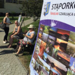 Stąporków. "Stacja: Wakacje" - mieszkańcy grali w kapsle oraz czytali fragmenty "Wesela" / Marek Wtorek / Radio Kielce