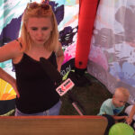 Stąporków. "Stacja: Wakacje" - mieszkańcy grali w kapsle oraz czytali fragmenty "Wesela" / Marek Wtorek / Radio Kielce