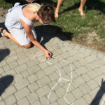 Stąporków. "Stacja: Wakacje" - mieszkańcy grali w kapsle oraz czytali fragmenty "Wesela" / Marek Wtorek / Radio Kielce