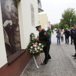 04.07.2017 Kielce. Złożenie kwiatów pod kamienicą Planty 9 w rocznice pogromu kieleckiego. / Jarosław Kubalski / Radio Kielce
