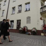 04.07.2017 Kielce. Złożenie kwiatów pod kamienicą Planty 9 w rocznice pogromu kieleckiego. / Jarosław Kubalski / Radio Kielce