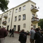 04.07.2017 Kielce. Złożenie kwiatów pod kamienicą Planty 9 w rocznice pogromu kieleckiego. / Jarosław Kubalski / Radio Kielce