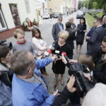 04.07.2017 Kielce. Złożenie kwiatów pod kamienicą Planty 9 w rocznice pogromu kieleckiego. / Jarosław Kubalski / Radio Kielce