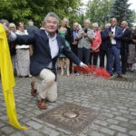 08.07.2017 Busko Zdrój. XXIII Międzynarodowy Festiwal Muzyczny im. Krystyny Jamroz. Słoneczko w Aleji Gwiazd odsłonił Vadim Brodski. / Jarosław Kubalski / Radio Kielce