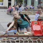 08.07.2017 Kielce. „Letnia Czytelnia” na Rynku. / Jarosław Kubalski / Radio Kielce