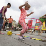 08.07.2017 Kielce. „Letnia Czytelnia” na Rynku. / Jarosław Kubalski / Radio Kielce