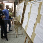 12.07.2017 Kielce. Listy przyjętych w I LO. / Jarosław Kubalski / Radio Kielce