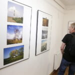 13.07.2017 Kielce. Wystawa zdjęć Pawła Pierścińskiego w Dworku Laszczyków. / Jarosław Kubalski / Radio Kielce