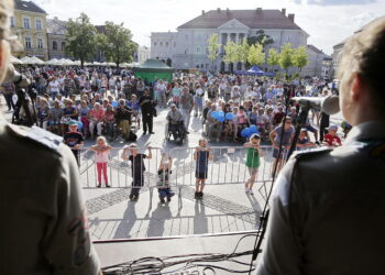 16.07.2017 Kielce Festiwal Harcerski. Zespół Watraki z Koła na Rynku. / Jarosław Kubalski / Radio Kielce