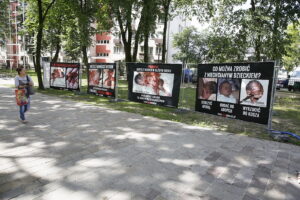 18.07.2017 Kielce. Wystawa "Stop aborcji" przed kościołem garnizonowym. / Jarosław Kubalski / Radio Kielce