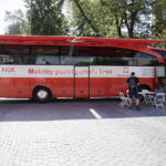 20.07.2017 Kielce. Mobilny punkt poboru krwi stanął przy ulicy Sienkiewicza. / Jarosław Kubalski / Radio Kielce