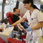 20.07.2017 Kielce. Mobilny punkt poboru krwi stanął przy ulicy Sienkiewicza. / Jarosław Kubalski / Radio Kielce