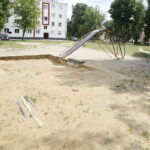 20.07.2017 Kielce. Zaniedbany plac zabaw przy ulicy Lecha. / Jarosław Kubalski / Radio Kielce