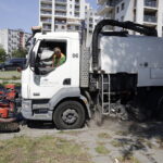 20.07.2017 Kielce. Sprzątanie ulicy Kaczmarka. Zawadzające samochody zostały odholowane. / Jarosław Kubalski / Radio Kielce