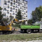 20.07.2017 Kielce. Sprzątanie ulicy Kaczmarka. Zawadzające samochody zostały odholowane. / Jarosław Kubalski / Radio Kielce