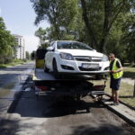 20.07.2017 Kielce. Sprzątanie ulicy Kaczmarka. Zawadzające samochody zostały odholowane. / Jarosław Kubalski / Radio Kielce