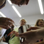 22.07.2017 Kielce. Warsztaty w IDK. Amulety z żywicy. / Jarosław Kubalski / Radio Kielce