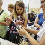 22.07.2017 Kielce. Warsztaty w IDK. Amulety z żywicy. / Jarosław Kubalski / Radio Kielce