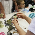 22.07.2017 Kielce. Warsztaty w IDK. Amulety z żywicy. / Jarosław Kubalski / Radio Kielce