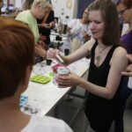 22.07.2017 Kielce. Warsztaty w IDK. Amulety z żywicy. / Jarosław Kubalski / Radio Kielce