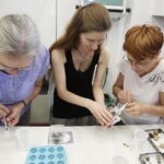 22.07.2017 Kielce. Warsztaty w IDK. Amulety z żywicy. / Jarosław Kubalski / Radio Kielce