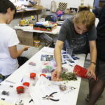 22.07.2017 Kielce. Warsztaty w IDK. Amulety z żywicy. / Jarosław Kubalski / Radio Kielce